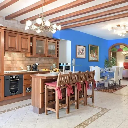 Bayside Concha House - Beachfront Oasis With Heated Pool Apartment Playa Honda (Lanzarote)