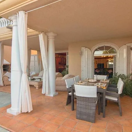 Апартаменты Bayside Concha House - Beachfront Oasis With Heated Pool Плайя-Онда